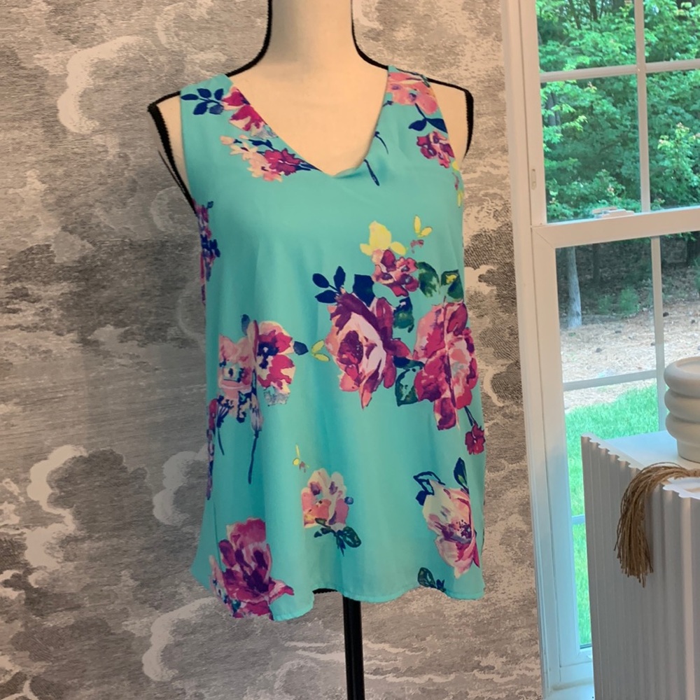 Everly blue floral tank top size M
